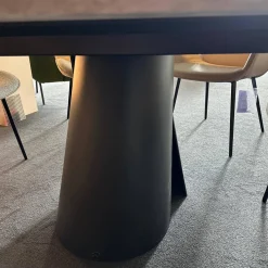 Esstisch Kent 1550 Platte Trapeza Kalkstein Persian Silk Grau Geledert Gestell 2 Halbschalen Aluminiumguss Schwarz