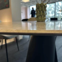 Esstisch Kent 1550 Platte Trapeza Kalkstein Persian Silk Grau Geledert Gestell 2 Halbschalen Aluminiumguss Schwarz