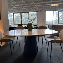 Esstisch Kent 1550 Platte Trapeza Kalkstein Persian Silk Grau Geledert Gestell 2 Halbschalen Aluminiumguss Schwarz