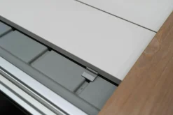 Esstisch Maki Slatted Platte Holz Teak Mit Einlegeplatten Aluminium Lackiert Weiß Gestell Aluminium Lackiert Weiß