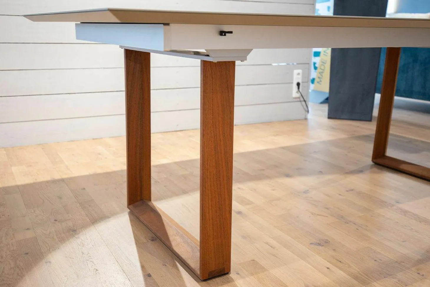 Esstisch Mirado Ausziehbar Tischplatte Fenix NTM Castro Ottawa Taupe Gestell Nussbaum mit Einlegeplatte