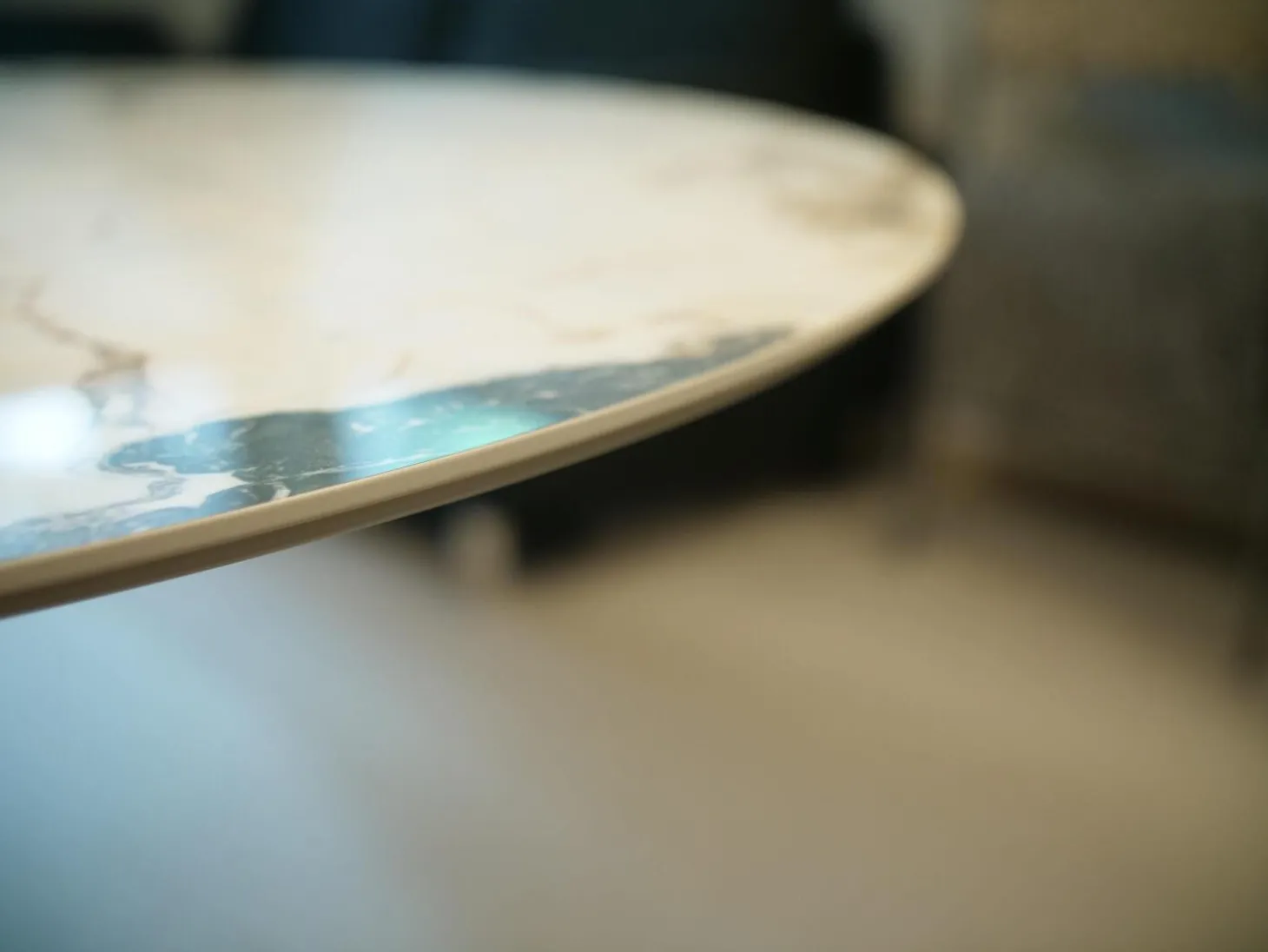 Esstisch Multiplo Platte Weißer Marmor Gestell Druckgegossenes Aluminium Matt Lackiert Weiß