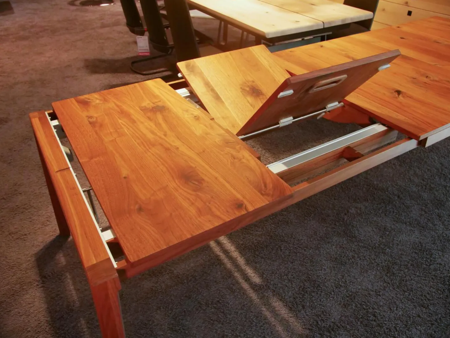 Esstisch Mylon Nussbaum Wild Massiv Naturöl mit 2 Auszugsplatten