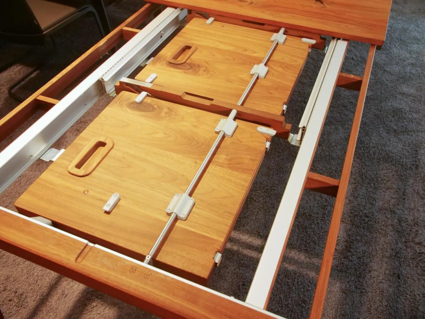 Esstisch Mylon Nussbaum Wild Massiv Naturöl mit 2 Auszugsplatten