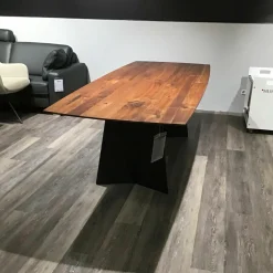 Esstisch 3106N Platte Astiger Nussbaum Schwarz Pigmentiert Wangengestell Rohstahl Schwarz Matt Pulverbeschichtet