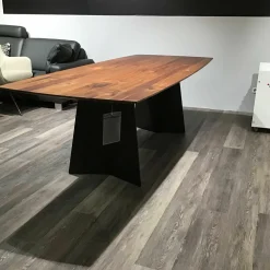 Esstisch 3106N Platte Astiger Nussbaum Schwarz Pigmentiert Wangengestell Rohstahl Schwarz Matt Pulverbeschichtet