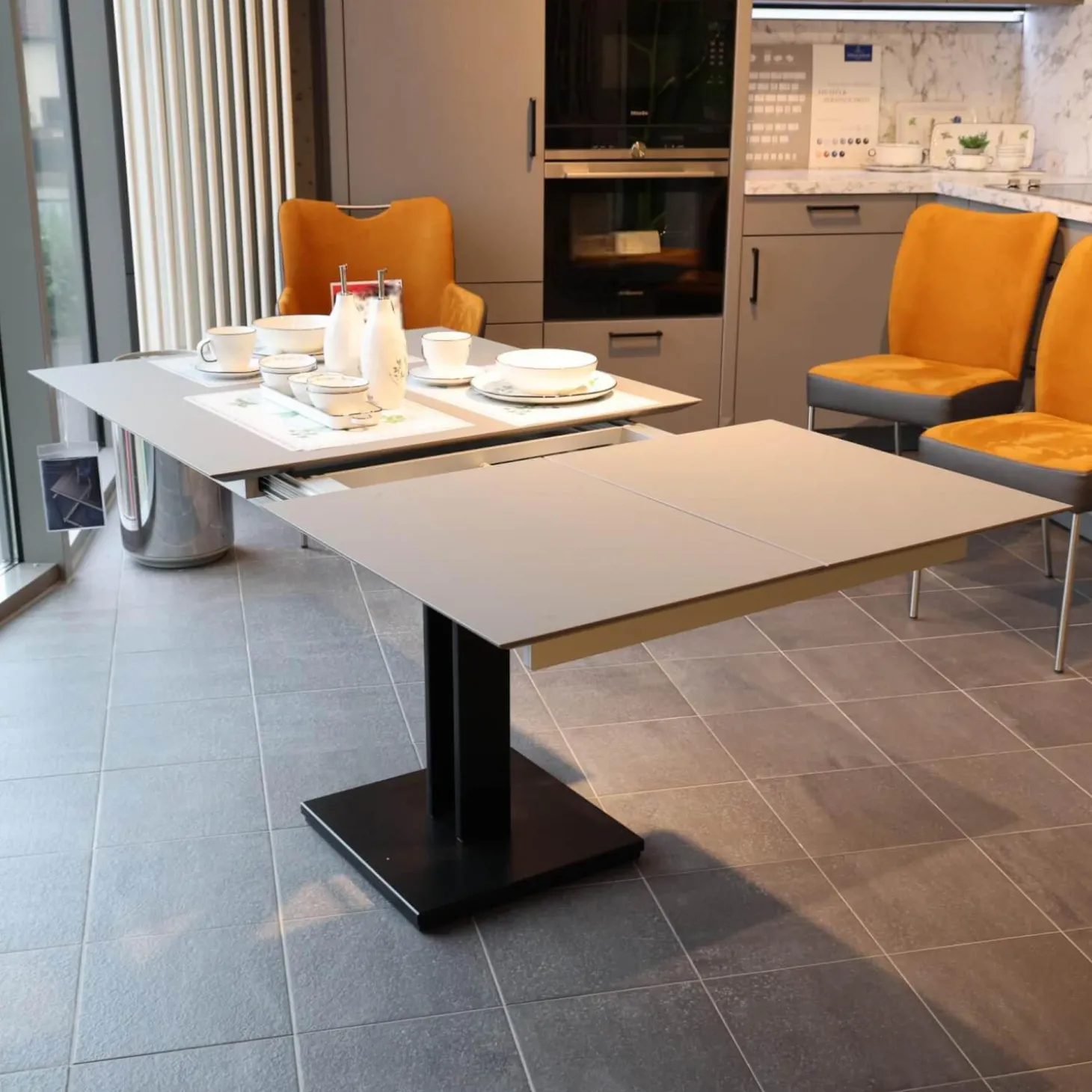 Esstisch Picco Platte Fenix NTM Grigio londra Grau Trägerplatte Lack Matt Grau Säule L70 Matt Tiefschwarz Schwarz Ohne Deko