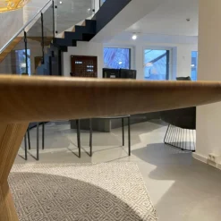 Esstisch Radon Konische Holzsäule Bodenplatte Lackiertes Metall