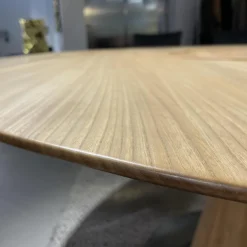 Esstisch Radon Konische Holzsäule Bodenplatte Lackiertes Metall