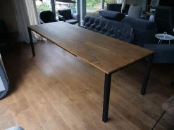 Esstisch S600 Eiche Geräuchert Natur Geölt Gestell RAL 9005 Tiefschwarz Pulverbeschichtet Ausziehbar