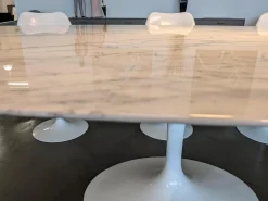 Esstisch Saarinen Oval Marmor Arabescato Weiß Fuß Schwerer Aluminiumformguss mit Rilsan Beschichtet
