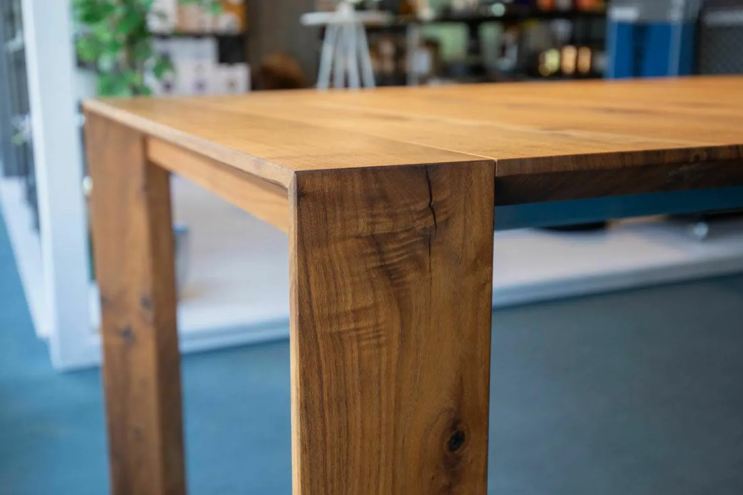 Esstisch SL 1 Ausziehbar Astnuss Naturgeölt mit Harzausguss
