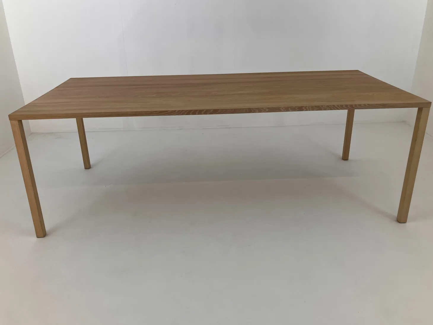 Esstisch Slic Massivholzplatte Eiche Oberfläche Geölt Beine Aluminium Furniert