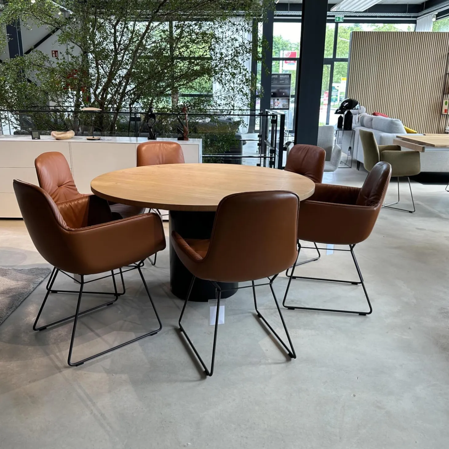 Esstisch TA20 Hiroki Eiche Geölt Stahlsockel Pulverbeschichtet Tiefschwarz