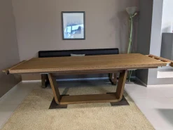 Esstisch Tesso Asteiche In Barrique Mit Bodenplatte Aus Edelstahl Und Einzelbank Smart Leder Maron