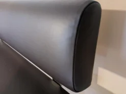 Esstisch Tesso Asteiche In Barrique Mit Bodenplatte Aus Edelstahl Und Einzelbank Smart Leder Maron