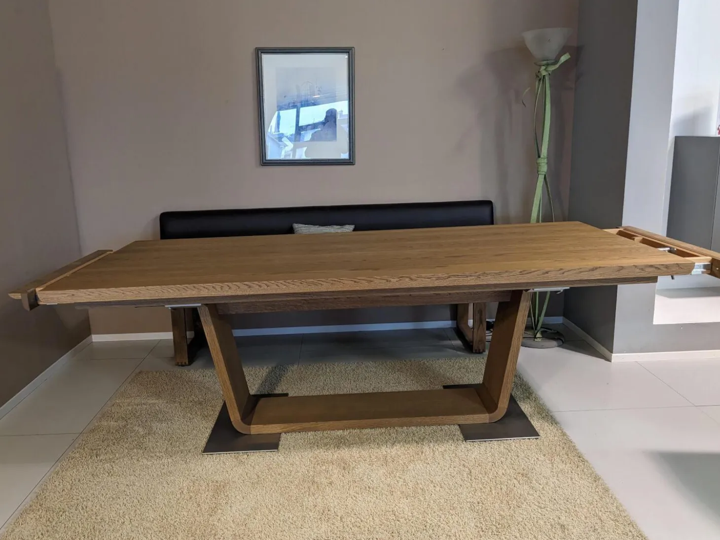 Esstisch Tesso Asteiche In Barrique Mit Bodenplatte Aus Edelstahl Und Einzelbank Smart Leder Maron