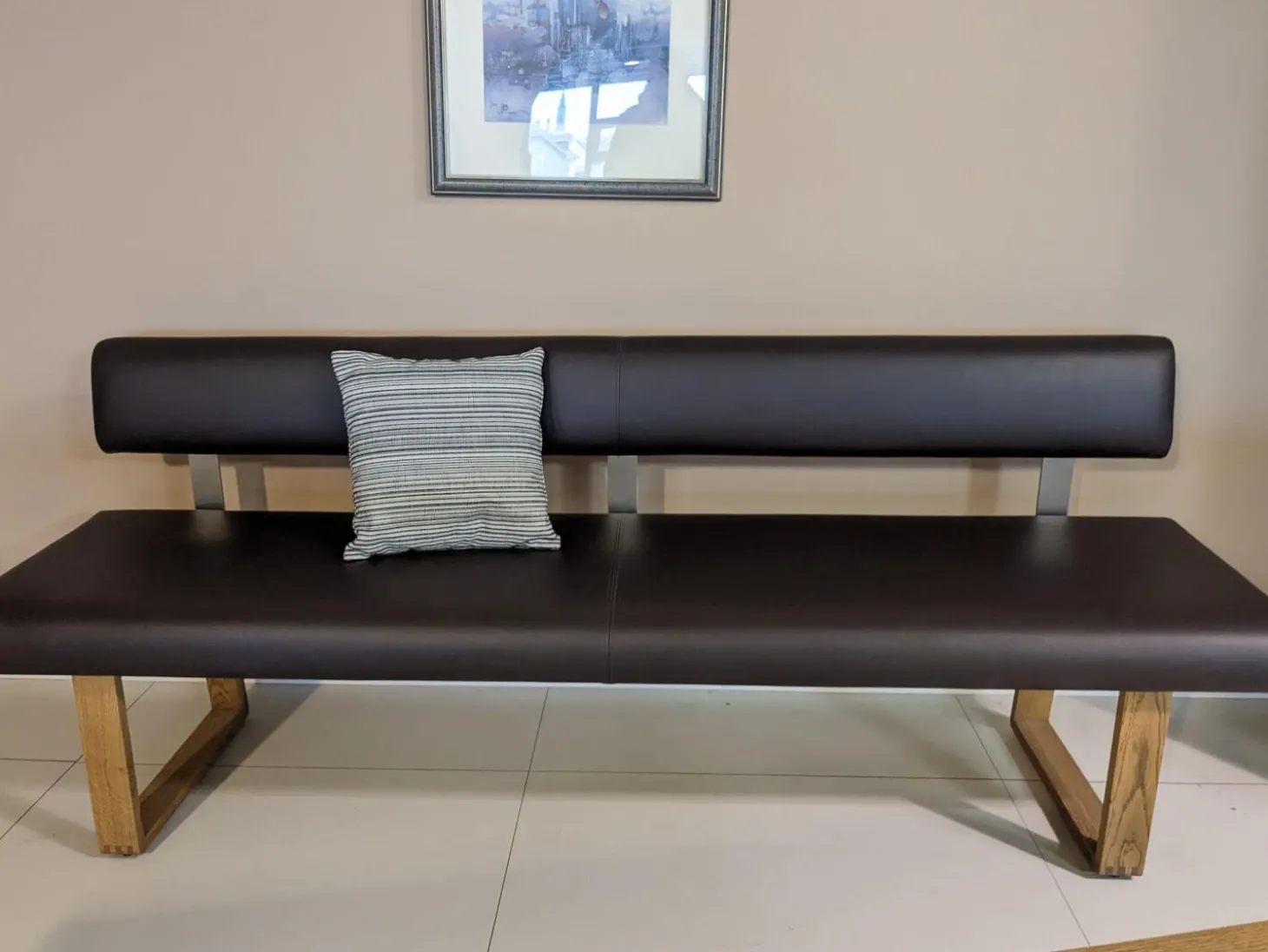 Esstisch Tesso Asteiche In Barrique Mit Bodenplatte Aus Edelstahl Und Einzelbank Smart Leder Maron