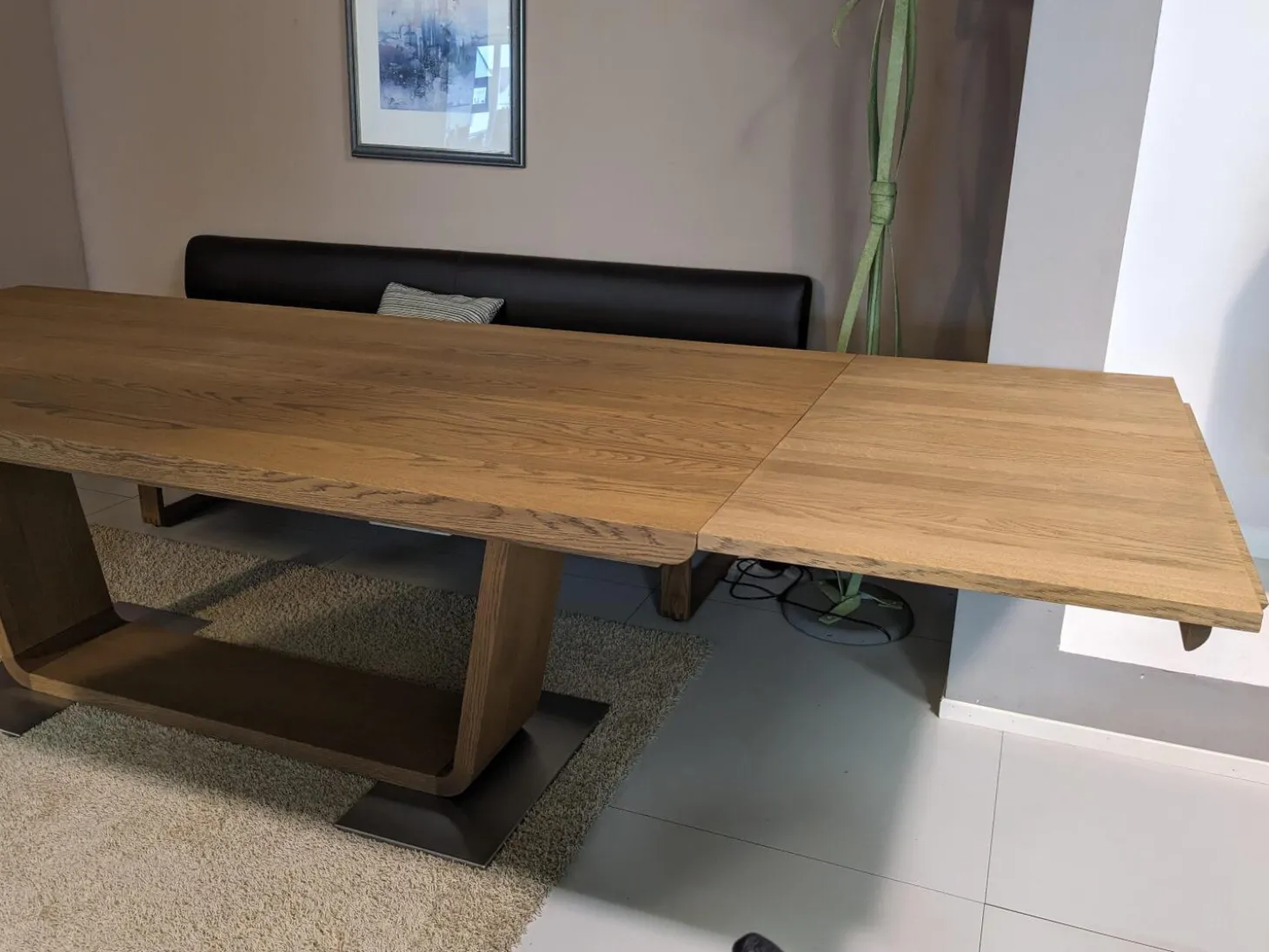 Esstisch Tesso Asteiche In Barrique Mit Bodenplatte Aus Edelstahl Und Einzelbank Smart Leder Maron