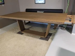 Esstisch Tesso Asteiche In Barrique Mit Bodenplatte Aus Edelstahl Und Einzelbank Smart Leder Maron