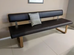 Esstisch Tesso Asteiche In Barrique Mit Bodenplatte Aus Edelstahl Und Einzelbank Smart Leder Maron