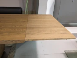 Esstisch Tesso Asteiche In Barrique Mit Bodenplatte Aus Edelstahl Und Einzelbank Smart Leder Maron