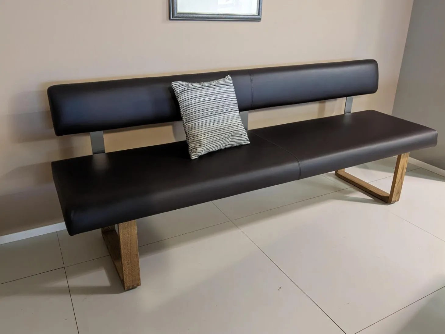 Esstisch Tesso Asteiche In Barrique Mit Bodenplatte Aus Edelstahl Und Einzelbank Smart Leder Maron