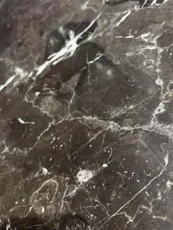 Esstisch Tripole 1540 Platte Kalkstein Oriental Brown Anthrazit Braun Gestell Mooreiche Massiv