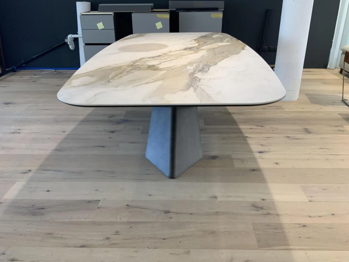 Esstisch Tyron Platte Keramik Marmor Weiß Gestell Metall Bronze Matt