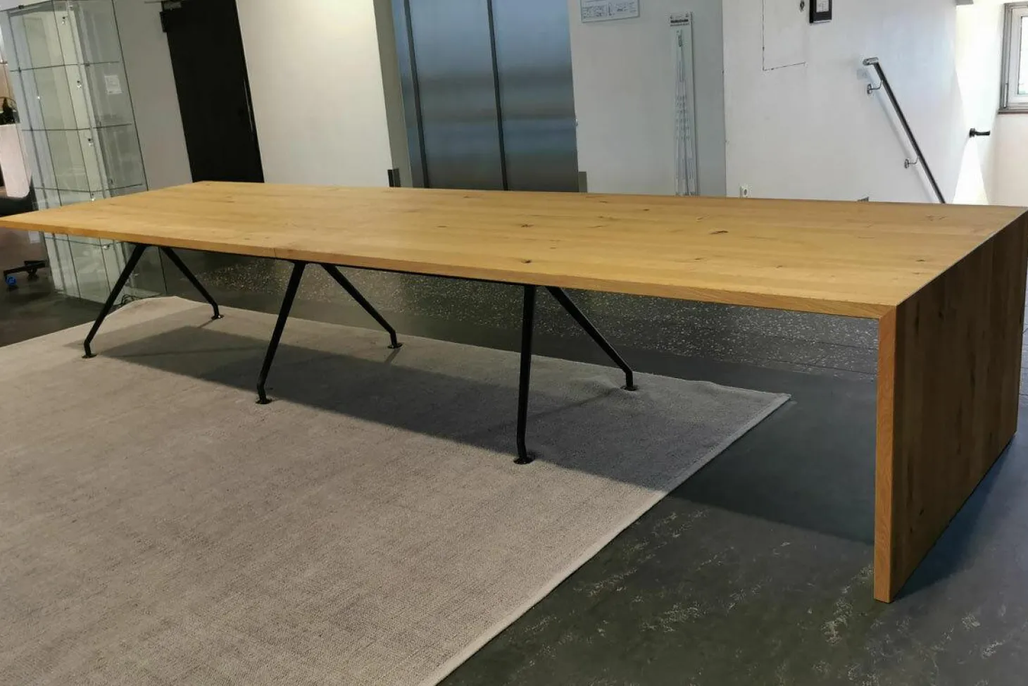 Esstisch W-Table Vollholz Eiche Geölt Tischbeine Aluminium Schwarz Pulverbeschichtet