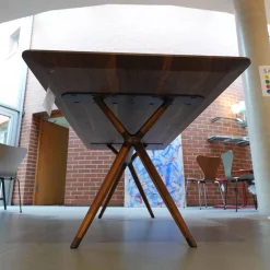 Esstisch X2 Platte Schwarznuss mit Splint Geölt Beine X-Förmig