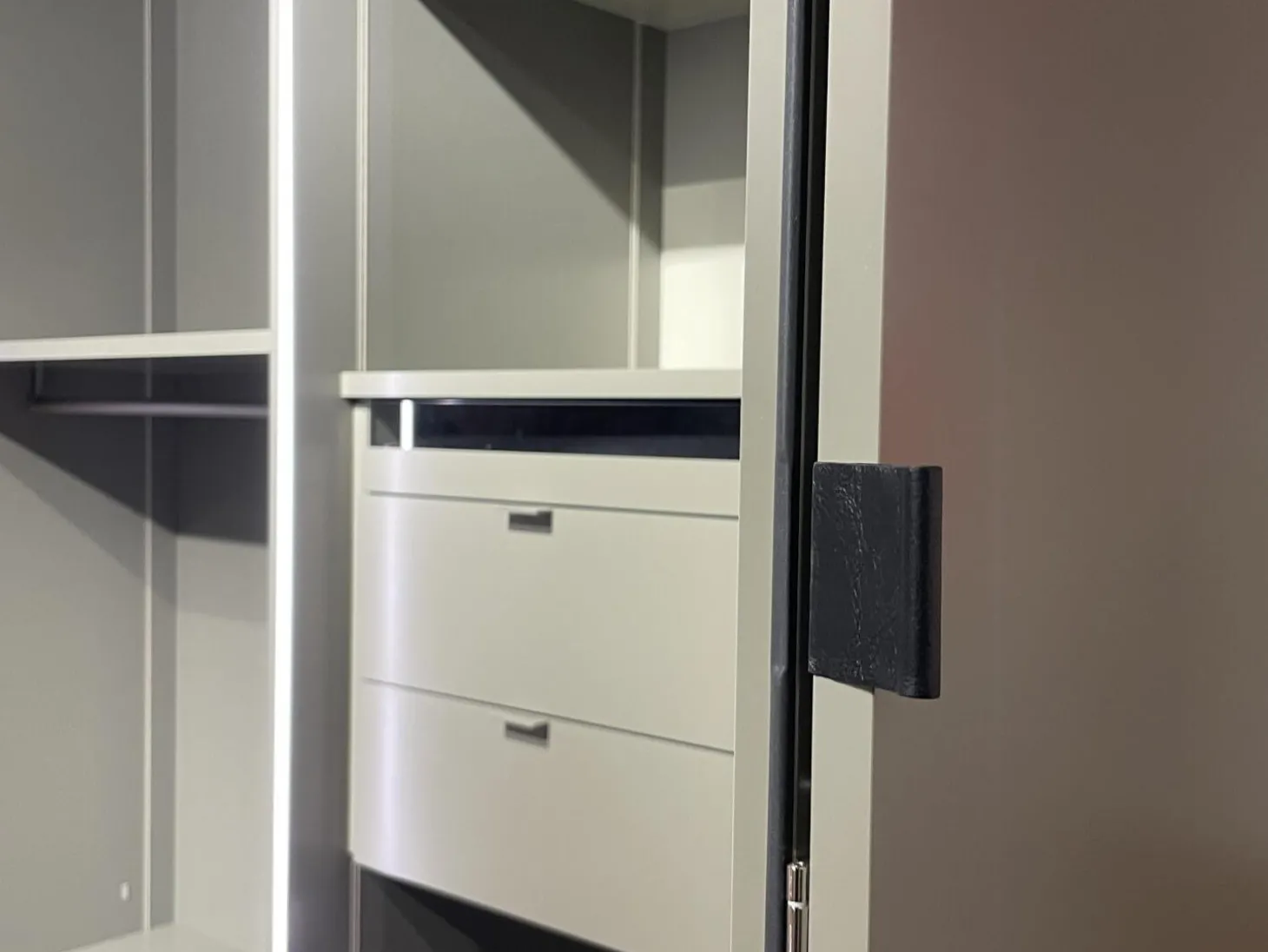 Falltürenkleiderschrank Collect Plus Lack M37 Manor Grün Braun Ledergriff Schwarz Inklusive Innenbeleuchtung