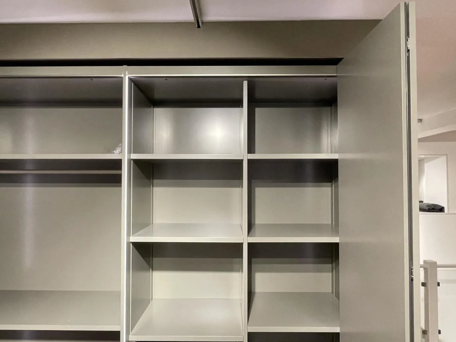 Falltürenkleiderschrank Collect Plus Lack M37 Manor Grün Braun Ledergriff Schwarz Inklusive Innenbeleuchtung