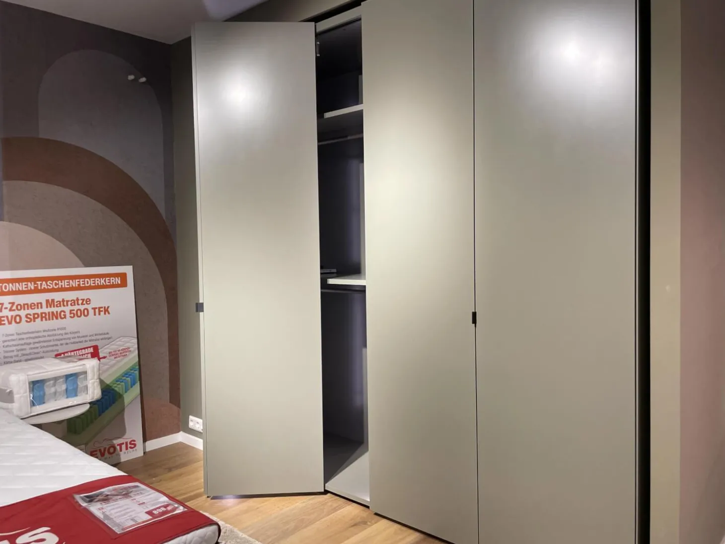 Falltürenkleiderschrank Collect Plus Lack M37 Manor Grün Braun Ledergriff Schwarz Inklusive Innenbeleuchtung