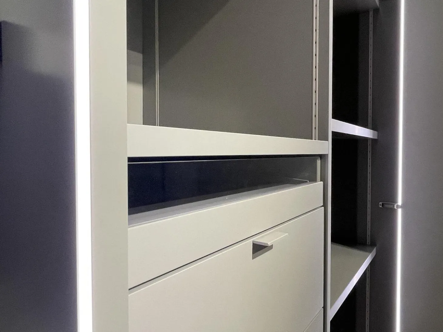 Falltürenkleiderschrank Collect Plus Lack M37 Manor Grün Braun Ledergriff Schwarz Inklusive Innenbeleuchtung