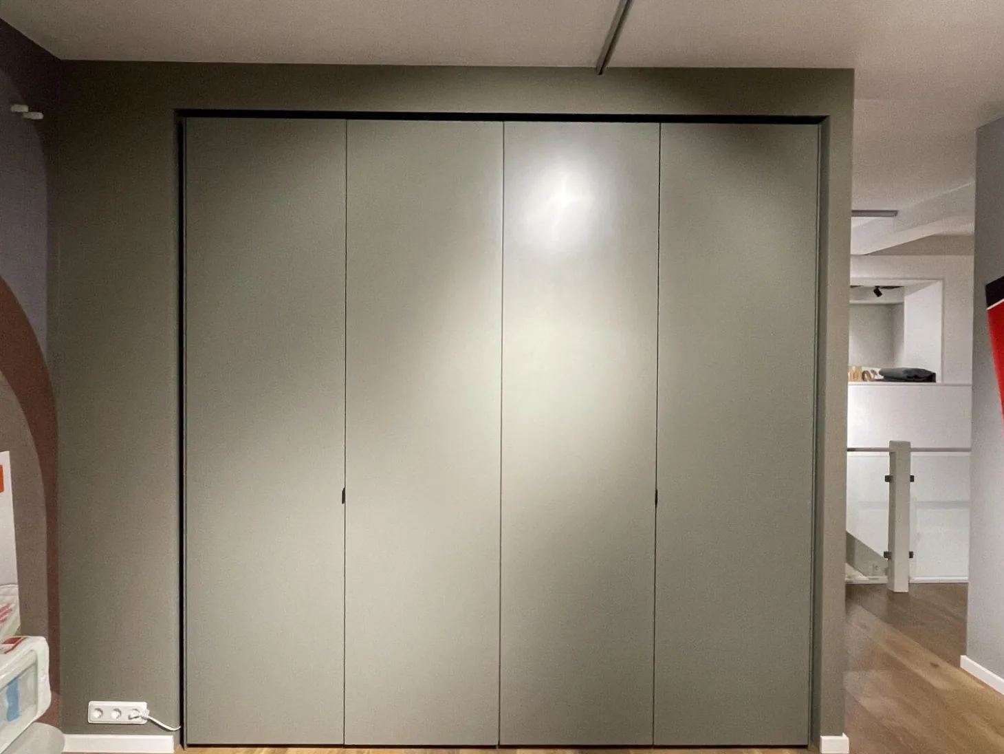 Falltürenkleiderschrank Collect Plus Lack M37 Manor Grün Braun Ledergriff Schwarz Inklusive Innenbeleuchtung