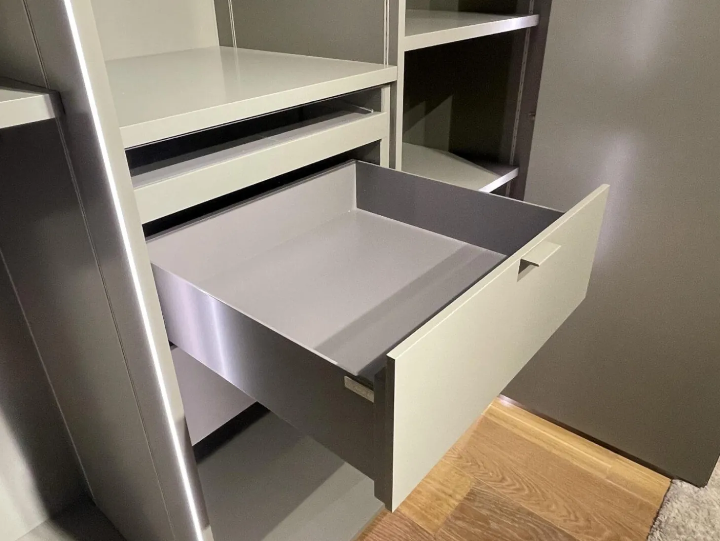 Falltürenkleiderschrank Collect Plus Lack M37 Manor Grün Braun Ledergriff Schwarz Inklusive Innenbeleuchtung