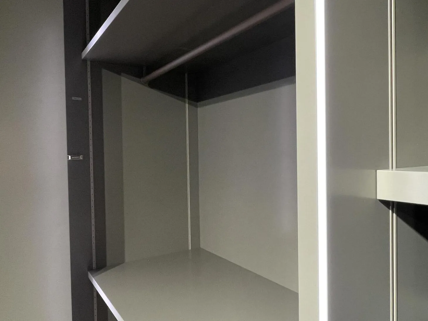 Falltürenkleiderschrank Collect Plus Lack M37 Manor Grün Braun Ledergriff Schwarz Inklusive Innenbeleuchtung