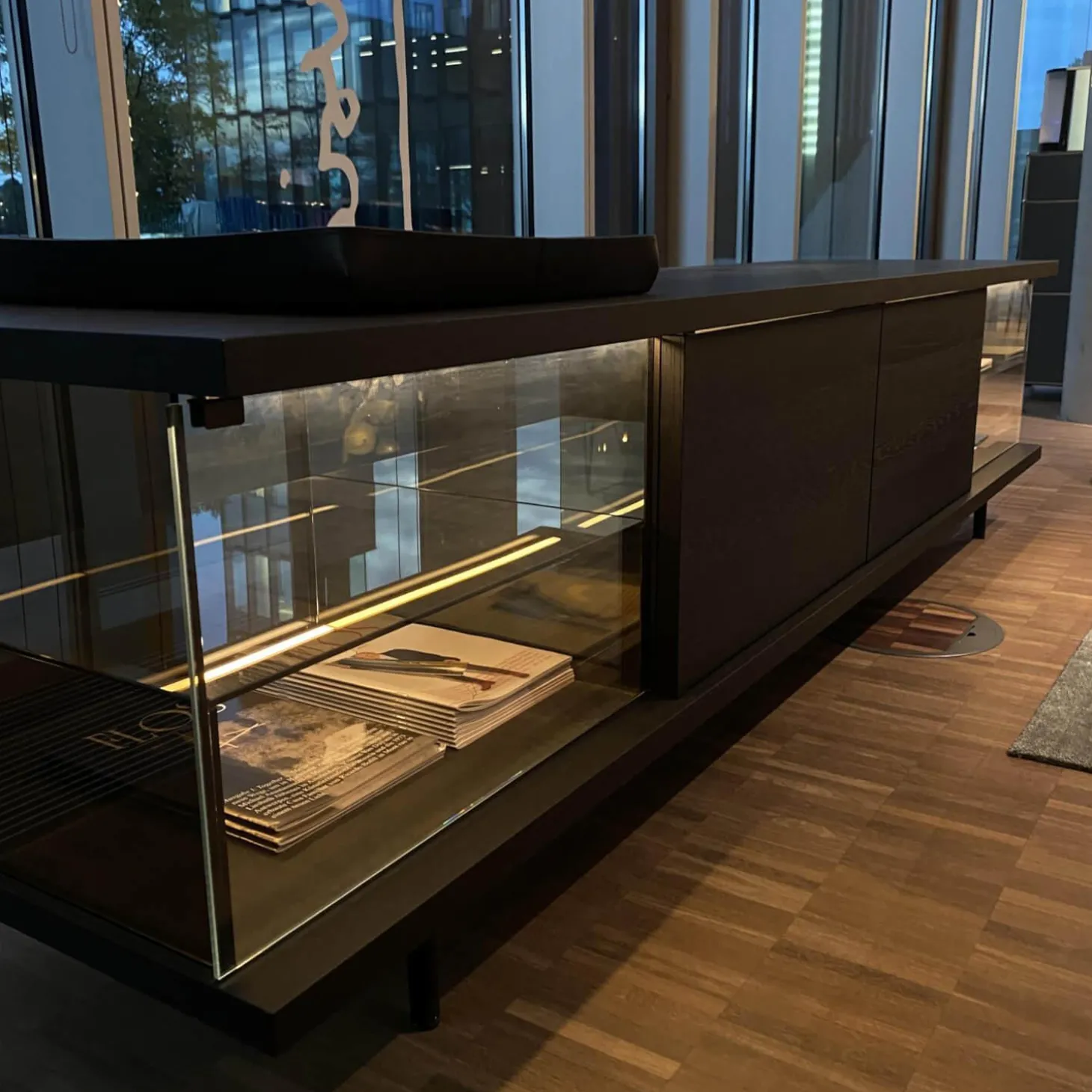 Farns Sideboard Eiche Geflammt Mit Glas- Und Lederauflage Und Beleuchtung