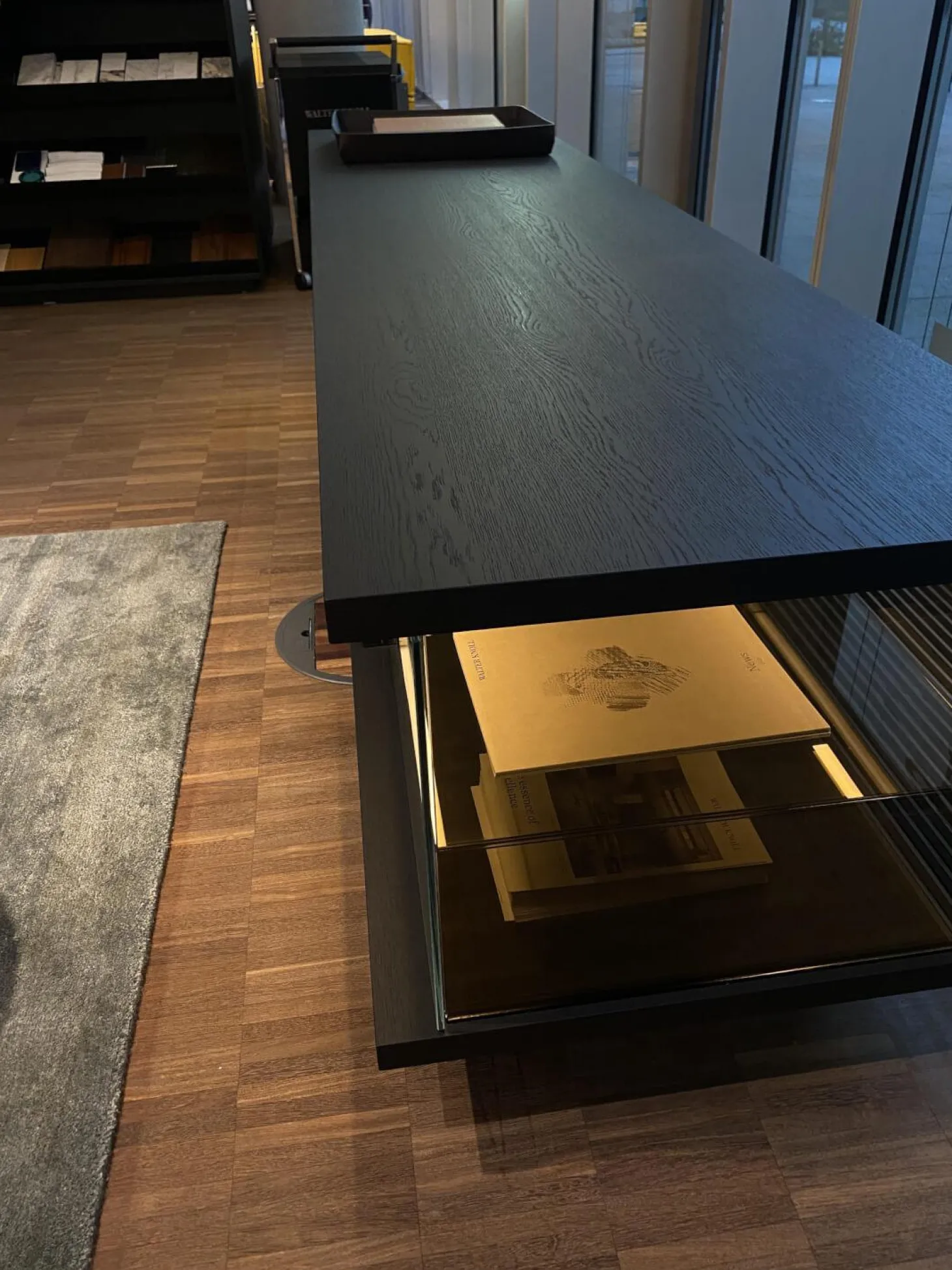 Farns Sideboard Eiche Geflammt Mit Glas- Und Lederauflage Und Beleuchtung