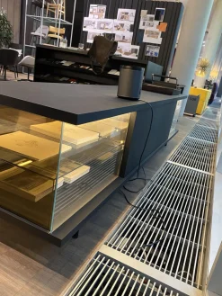 Farns Sideboard Eiche Geflammt Mit Glas- Und Lederauflage Und Beleuchtung