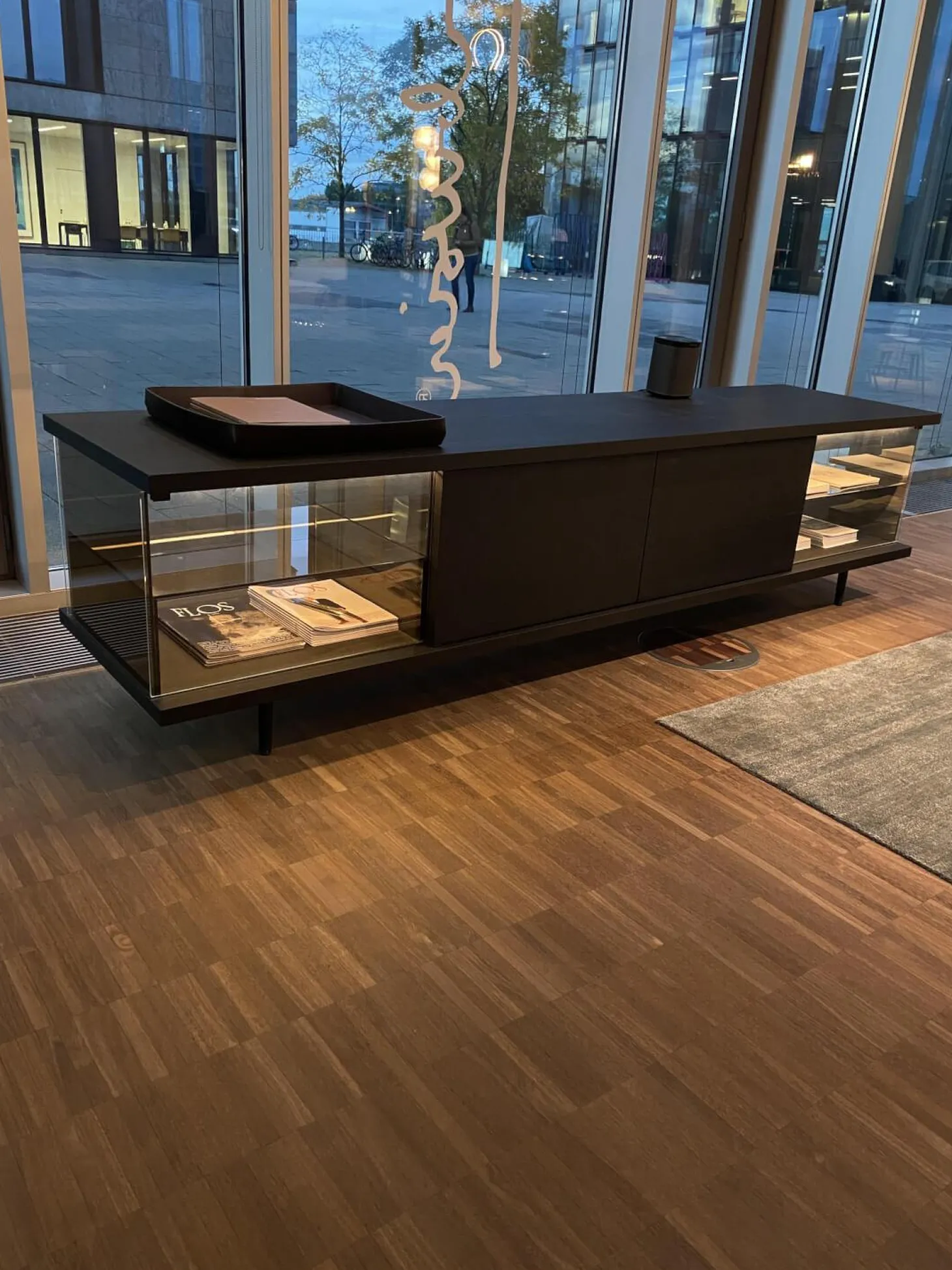 Farns Sideboard Eiche Geflammt Mit Glas- Und Lederauflage Und Beleuchtung