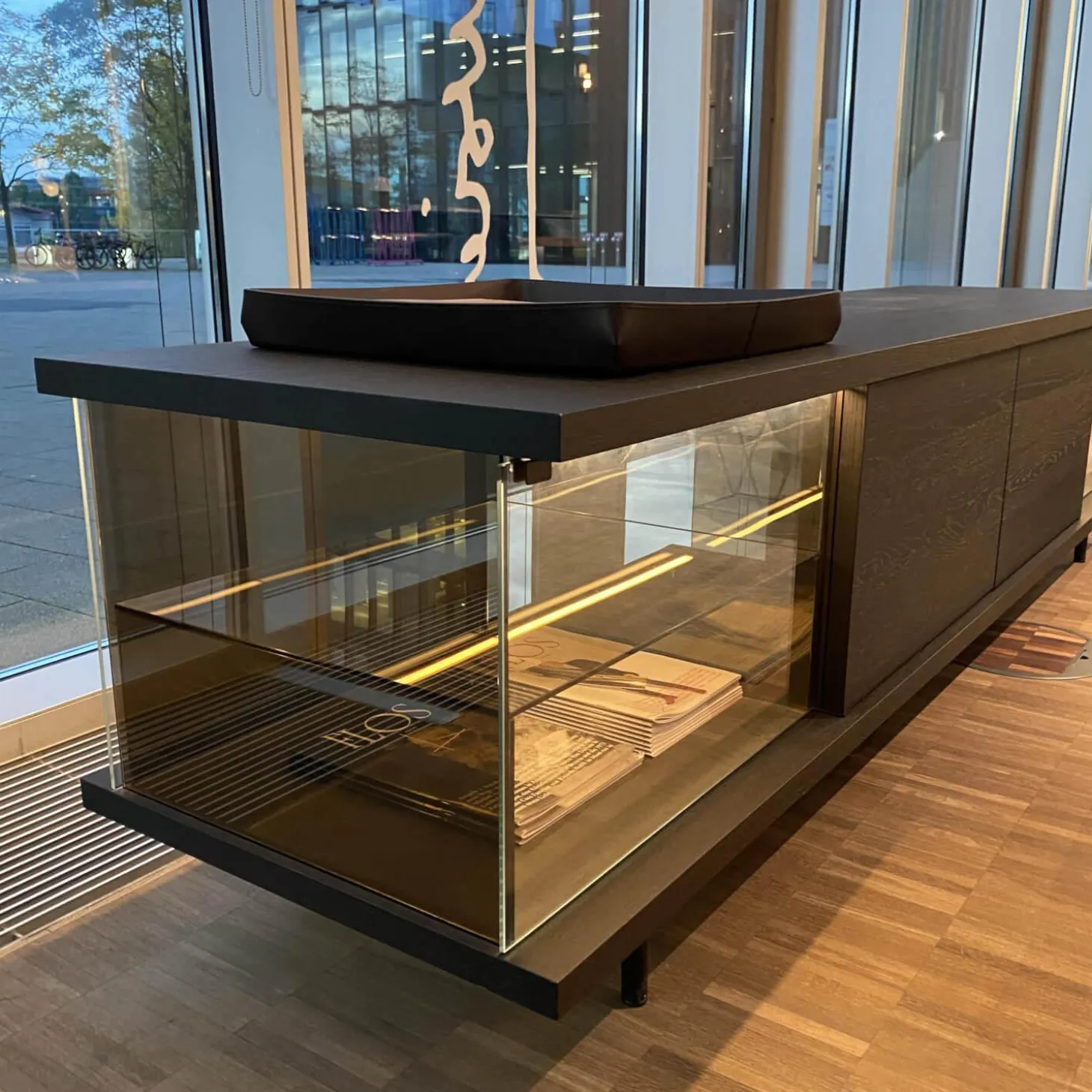 Farns Sideboard Eiche Geflammt Mit Glas- Und Lederauflage Und Beleuchtung