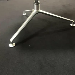 FK Schalensessel Leder 65 Schwarz Kreuzfuß Aluminium