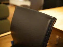 Freischwinger Magnum Semianilinleder L1 Black Schwarz Gestell Chrom Edelstahl Finish Armlehne Eiche