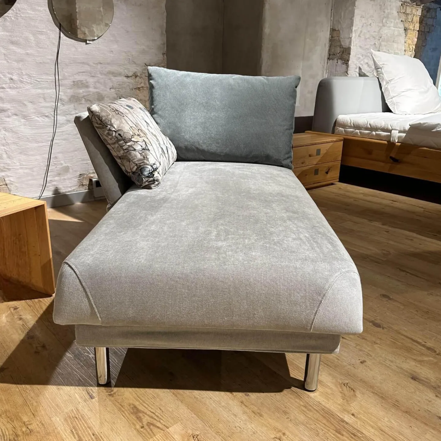 Funktionsliege Tam Stoff Dess 2813 93 Grau Gestell Metall Glänzend Verchromt Seitenlehne Verschieb Und Abklappbar Mit Spitzkissen