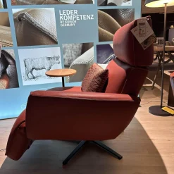 Funktionssessel Etino Leder B Toro Reno Rot 5 Arm Drehkreuz Schwarz Matt Mit Tisch Wildeiche Natur Und Nierenkissen