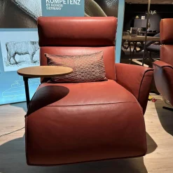 Funktionssessel Etino Leder B Toro Reno Rot 5 Arm Drehkreuz Schwarz Matt Mit Tisch Wildeiche Natur Und Nierenkissen