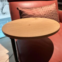 Funktionssessel Etino Leder B Toro Reno Rot 5 Arm Drehkreuz Schwarz Matt Mit Tisch Wildeiche Natur Und Nierenkissen