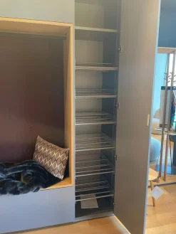 Garderobe Base Change In Eiche Massiv Natur Geölt Sitznische Flintgrau Lackiert Korpus Silbergrau Metallic Lackiert Rückwandbezug Stoff JAB CA1476/012